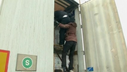 Migrants dodge French police, try to enter Britain