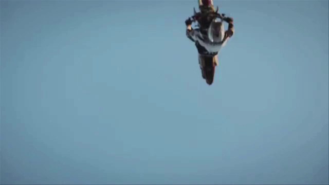 Il réalise un Dirtbike Backflips au-dessus d’un avion