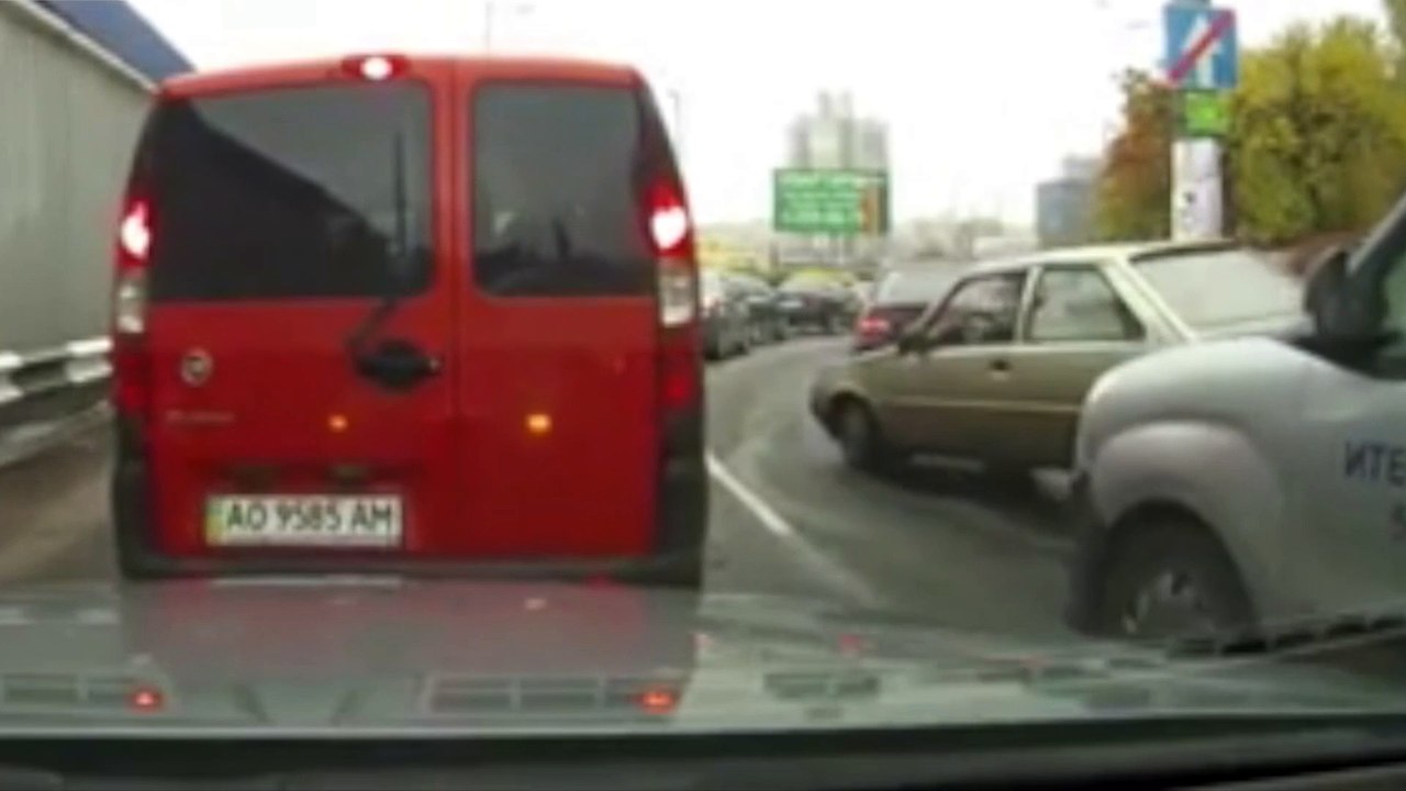 Fallait pas l'énerver dans sa voiture...