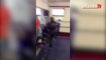 Un sénior donne une leçon de boxe à un jeune homme