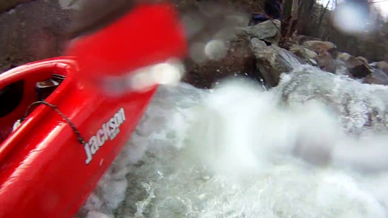 Un kayakiste est sauvé in extremis par ses amis suite à une descente ratée !