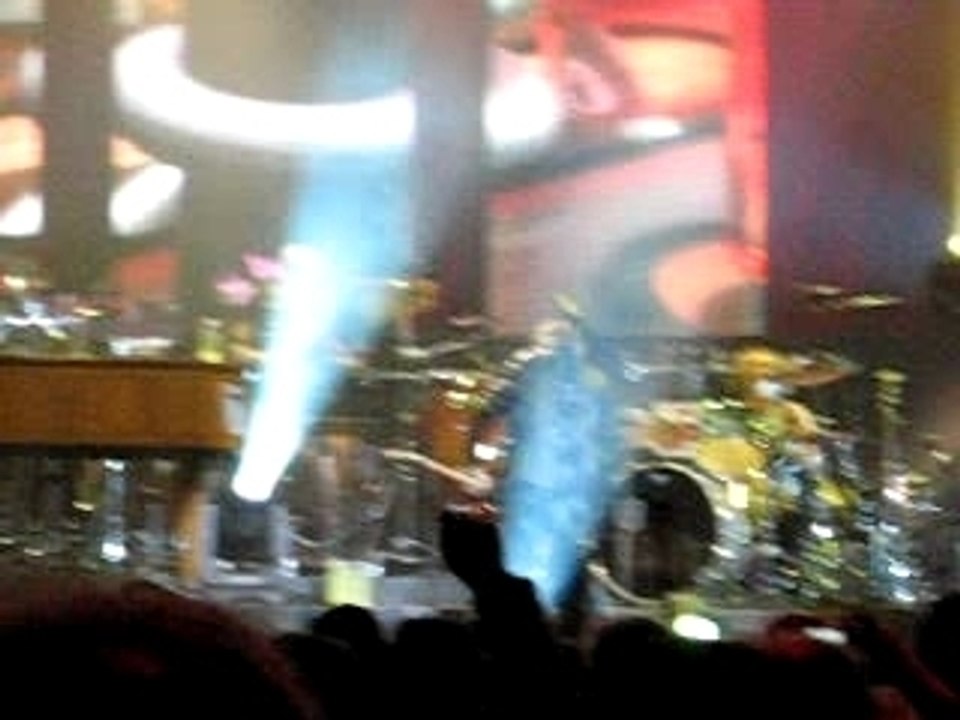 Johnny Hallyday casse sa guitare