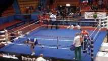 Un boxeur cogne l’arbitre du match