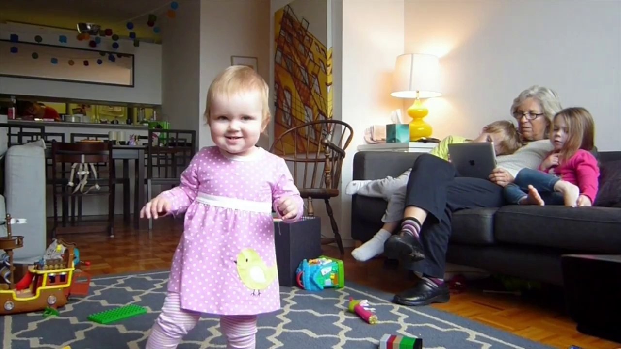 Ces parents immortalisent les premiers pas de leur fille