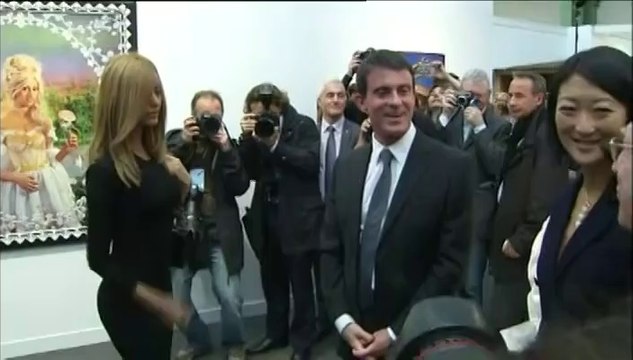 Instant génant entre Manuel Valls et Zahia à la FIAC