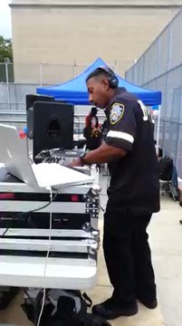 Insolite: Un policier participe à un concours de DJs!