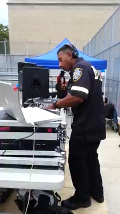 Insolite: Un policier participe à un concours de DJs!