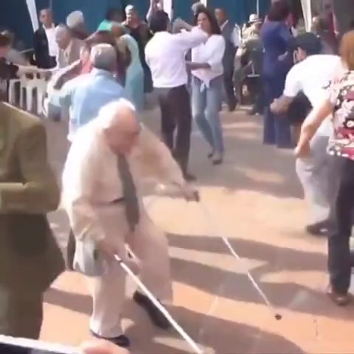 Papi se laisse aller avec ses deux cannes comme dans le bon vieux temps... - Veux-Tu Rire-
