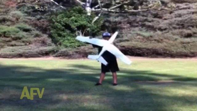 Un gamin se prend un avion en mousse en plein face. Violent!