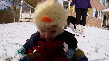 2 petites filles jouent dans la neige pour la première fois de leur vie!