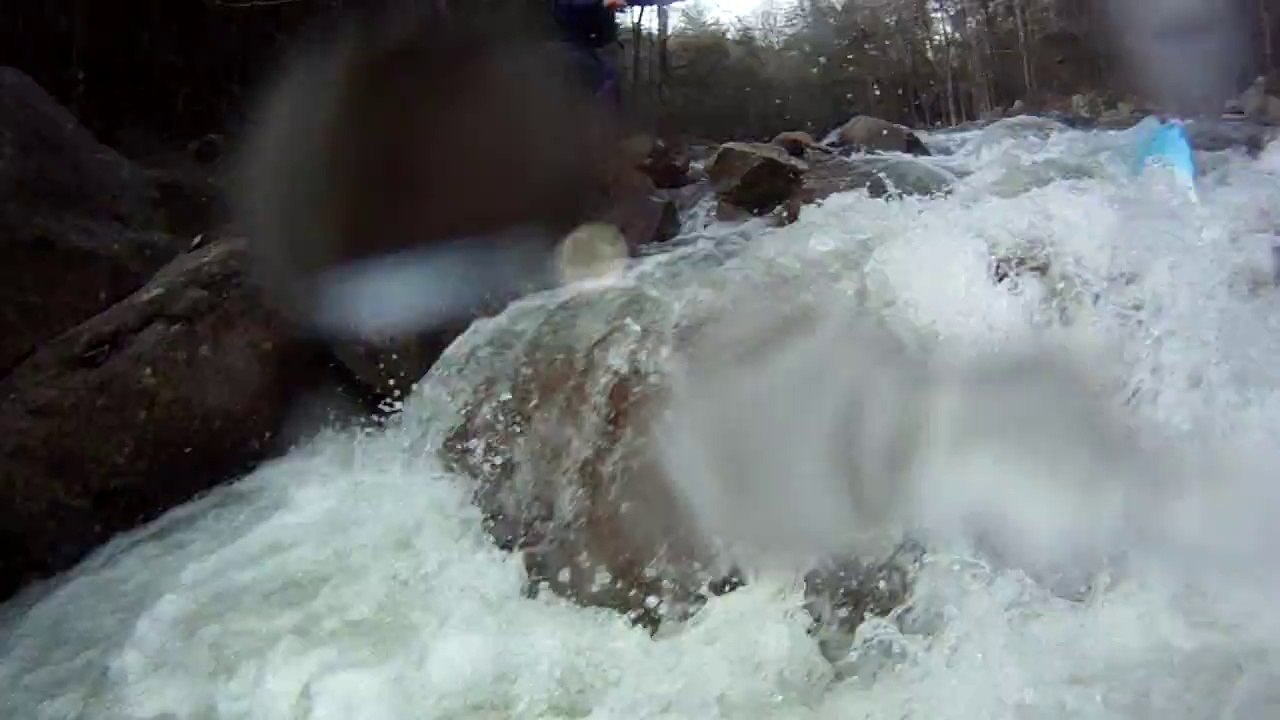 Sauvetage d'un kayakiste coincé sous l'eau