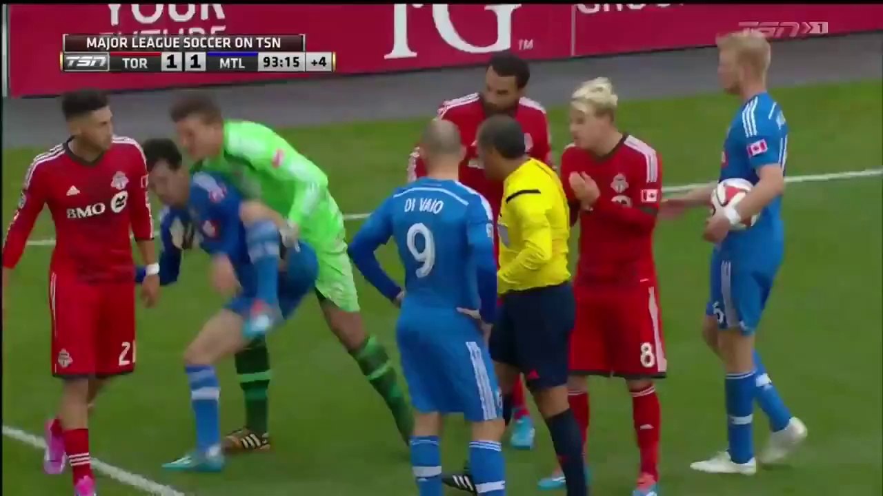 Un footballeur blessé se relève par miracle