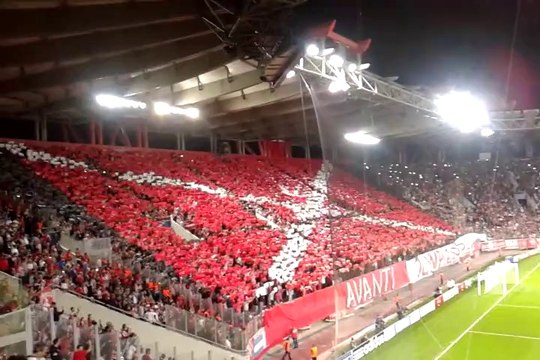 Το κορεό των οπαδών του Ολυμπιακού και η είσοδος των δύο ομάδων