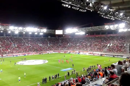 Οι παίκτες του Ολυμπιακού βγαίνουν για προθέρμανση