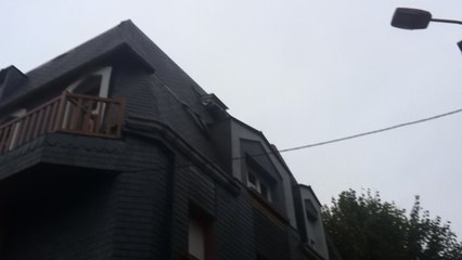 Une tuile menace de tomber