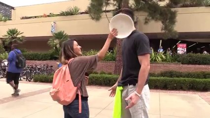 Taş Kağıt Makasla Kızları Öpmek