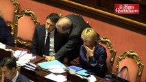 Renzi “distratto” in Senato, niente replica, ma bigliettini e conciliaboli in Aula - Il Fatto Quotidiano