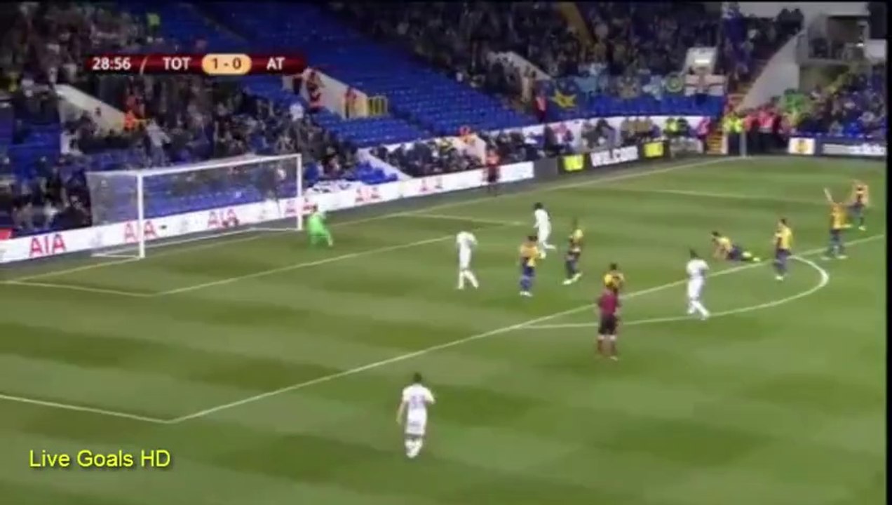 Le but en coup du foulard d'Eric Lamela (Tottenham vs Astoras Tripolis)