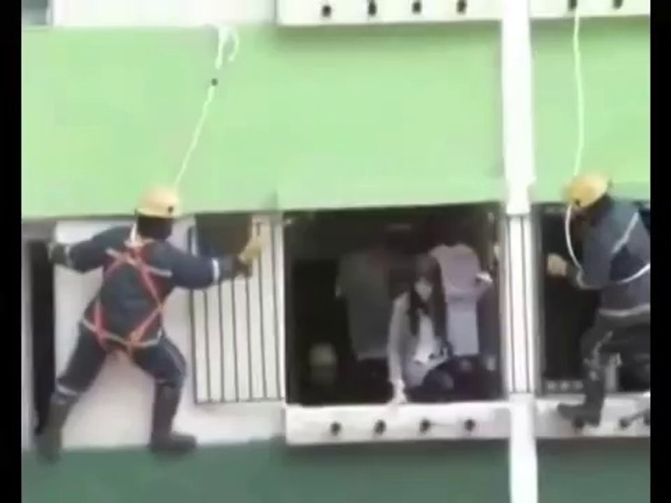 Un homme regarde sa voisine en train d'essayer de se suicider en Chine