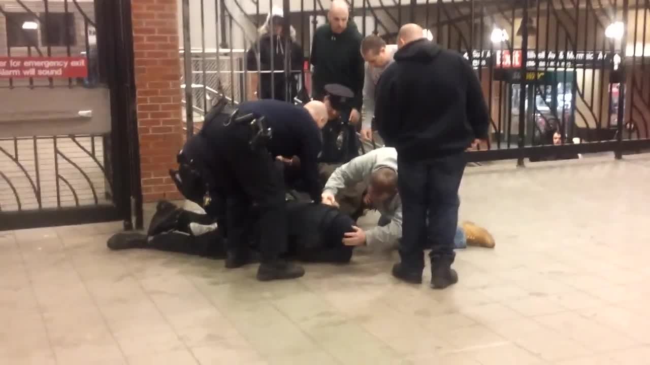 Un policier donne un coup de pied dans la tête d'un collègue