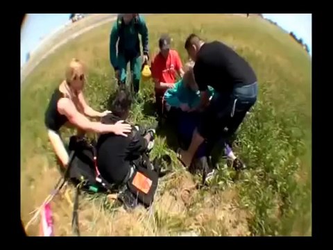 Atlama Sırasında Paraşüt Kemerlerinden Kayan Kadın