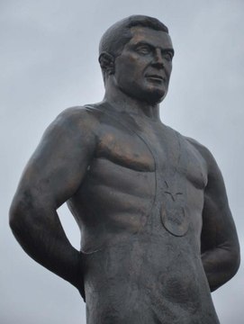 Yaşar Doğu'nun Heykeli Tartışma Yarattı