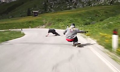 Skateboarders racing cyclists in the ALPS