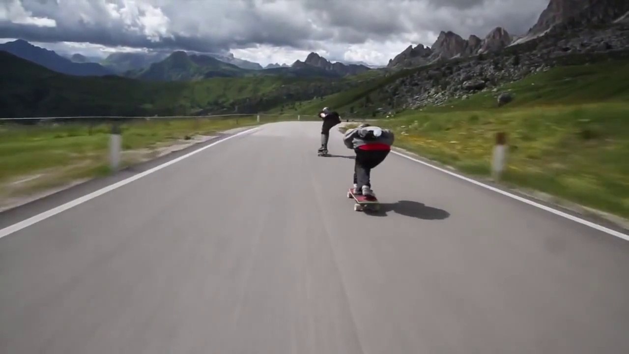 Descente extrême en skate dans les Alpes
