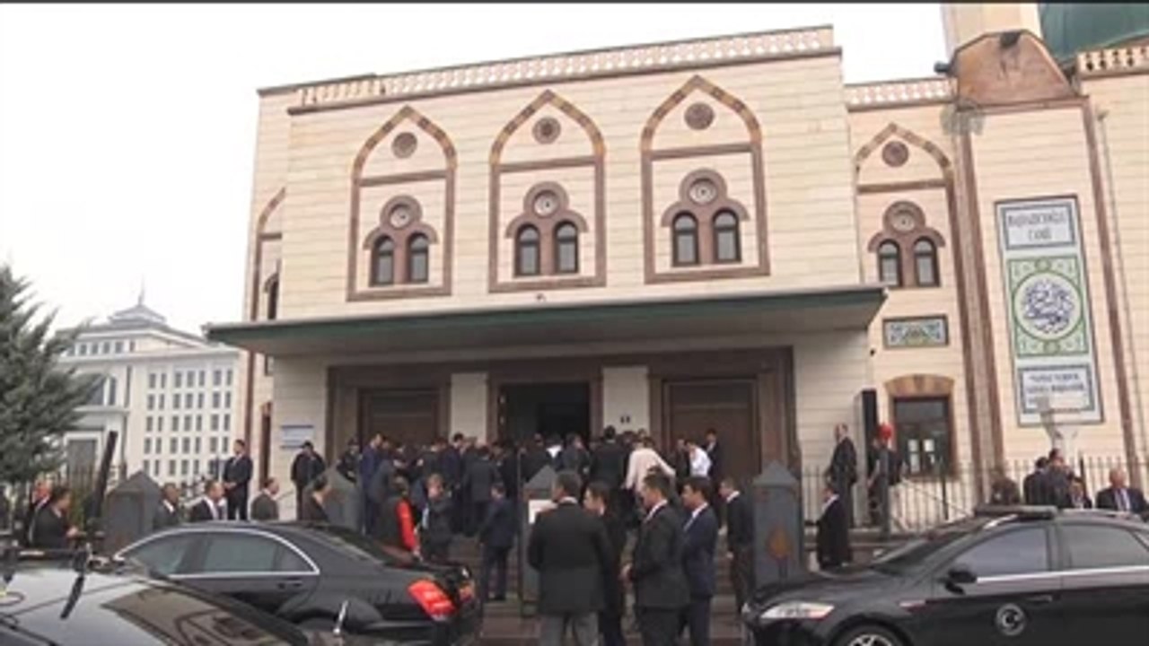 Davutoğlu, Cuma Namazını Başyazıcıoğlu Camisi'nde Kıldı