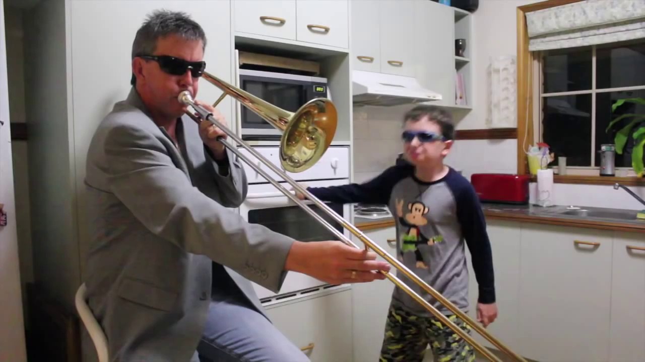 Papa à la trompette et fiston au four! Cover de Freaks (Timmy Trumpet & Savage)