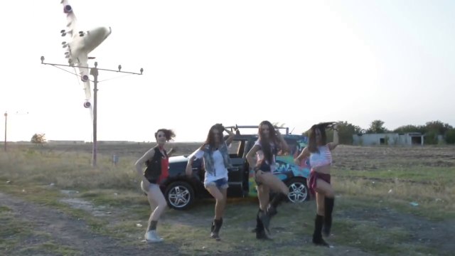 Un avion de ligne fait un looping au dessus de danseuses avant d'atterrir