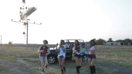 Download Video: Crazy landing with a Jumbo 747 while cute girls are dancing!