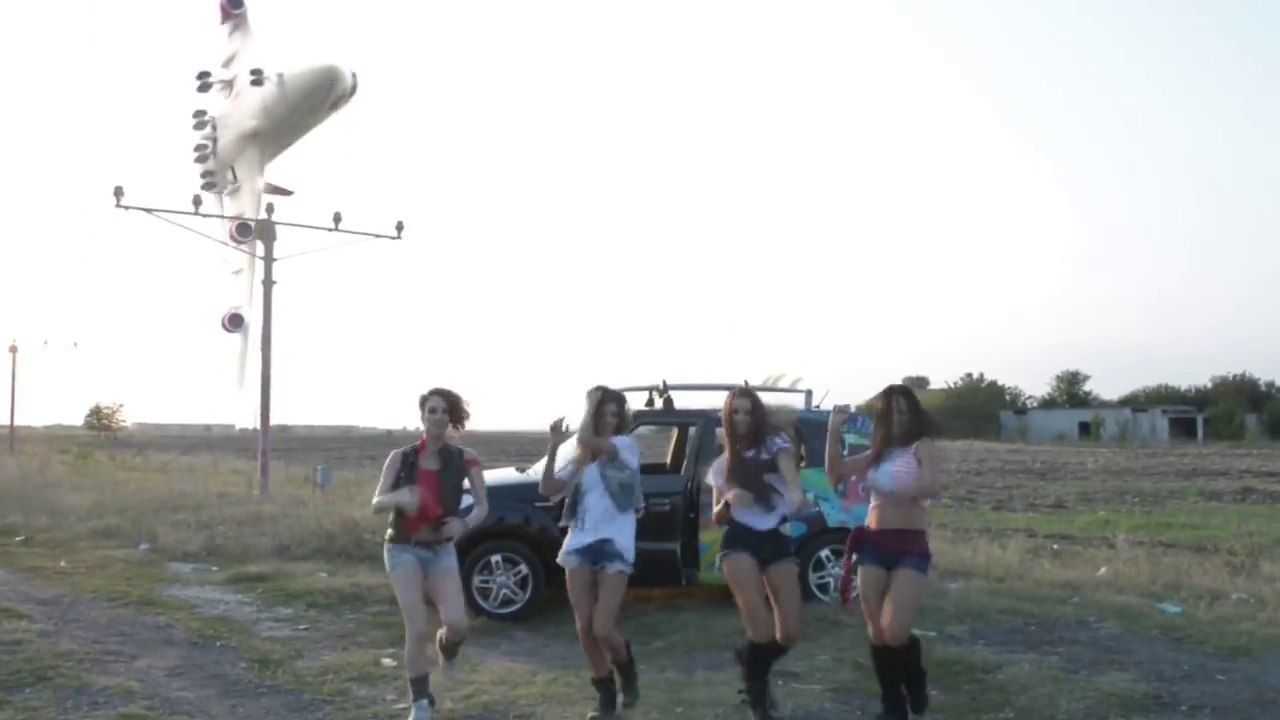 Crazy landing with a Jumbo 747 while cute girls are dancing!