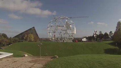 Visite du chantier de la boule du Futuroscope
