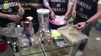 Download Video: Roma - scoperta una raffineria di cocaina, quattro arresti della GdF