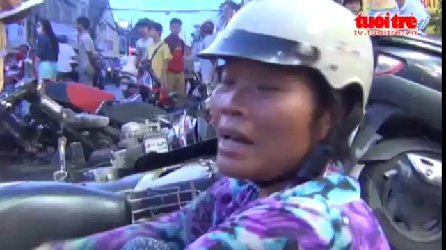 Ôtô lao sang đường ngược chiều tông 6 xe máy