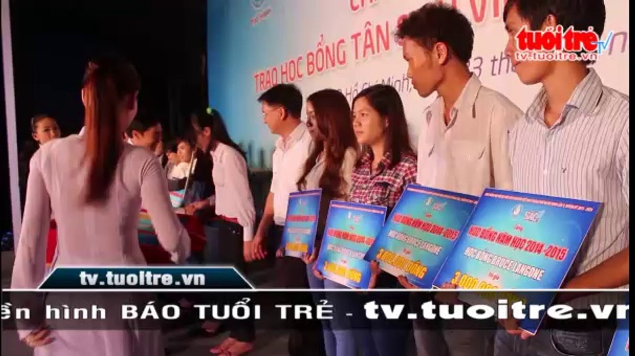 Trao học bổng và xe máy cho tân sinh viên