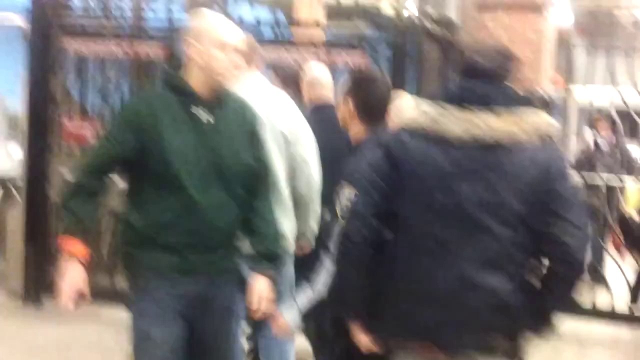 Coup de pied en pleine tête d'un policier sur son collègue