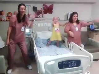 Lösemi Hastası Çocuğun Hemşirelerle Dans Etmesi