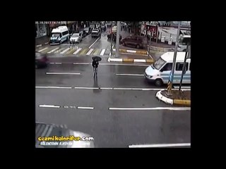 Aracından İnip Görme Engelli Yayayı Karşıya Geçiren Güzel İnsan
