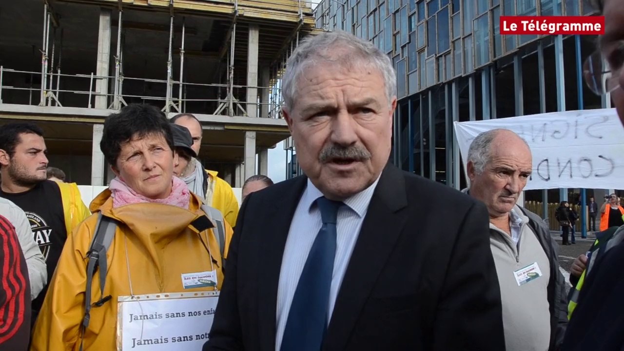 Lorient. Des cirés jaunes à l'inauguration de la maison d'agglomération