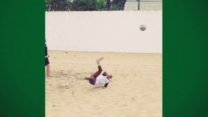 Isso sim que é pedalar! Robinho manda bicicleta em futevôlei