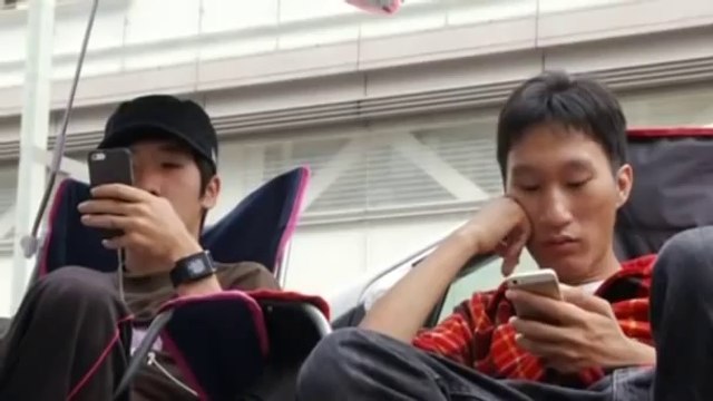 Japanese fans line up outside Toyko Apple store for iPhone 6_2