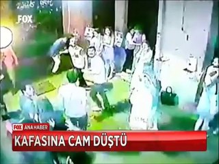 İstiklal Caddesinde Genç oyuncunun başına cam düştü hastanelik oldu