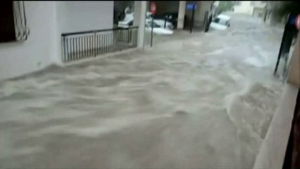 Torrents d'eau dans les rues d'Athènes