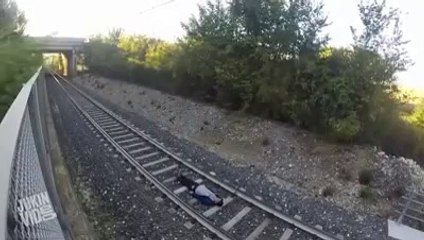 Trenin altına yatan yürek yemiş çocuk +18