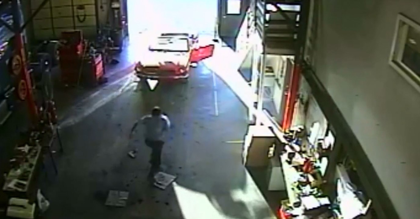 Geriye Kaçan Arabayı Son Anda Kurtarmak! İzlemeye Değer!