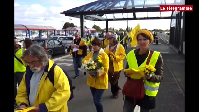 Vannes. Une centaine de Bellilois bloquent le rond-point du Carrefour