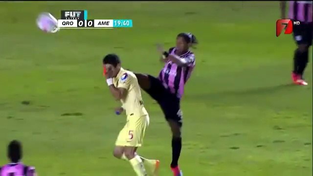 Ronaldinho donne un coup de pied de Karaté en plein match