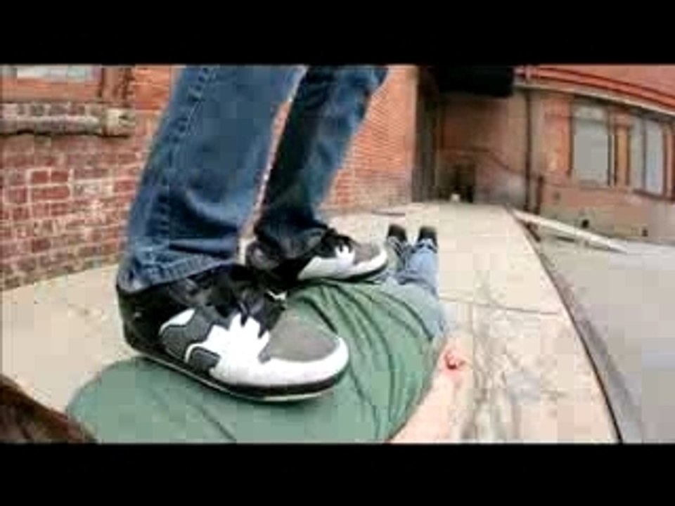 Drole de façon de faire du skate